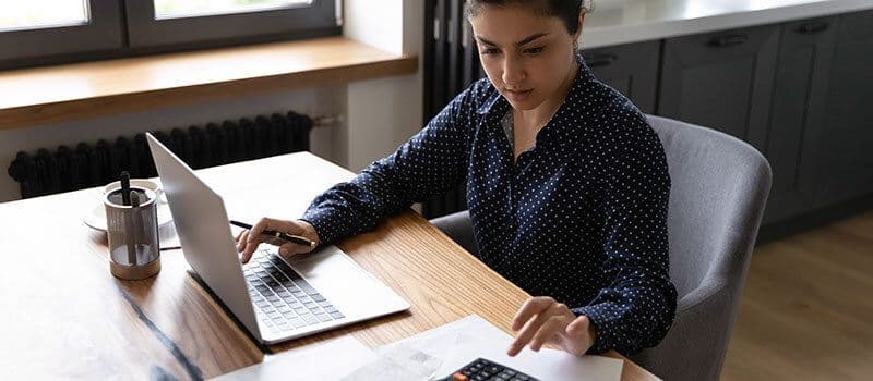 Frau sitzt am Laptop