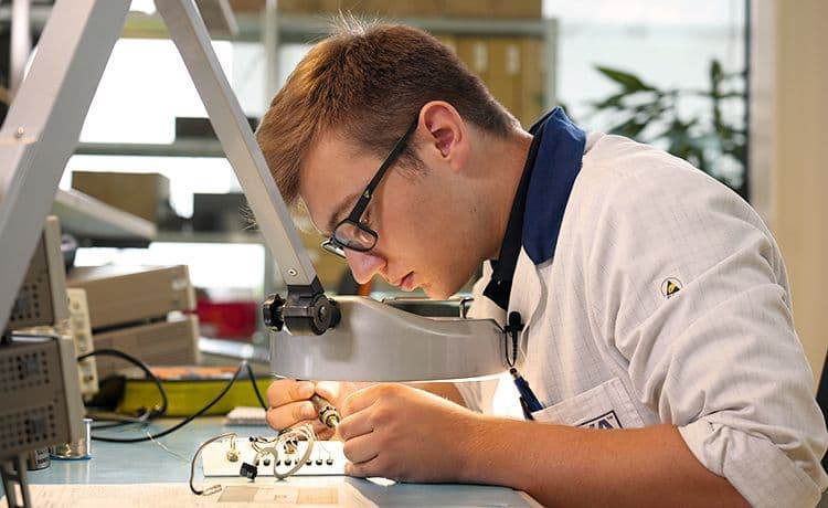 Elektroniker arbeitet an einem Projekt