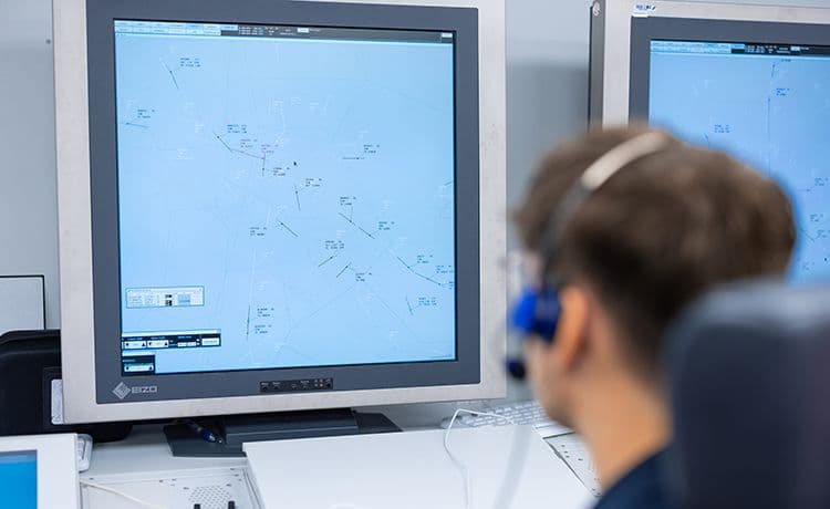 Fluglotse bei der Arbeit am PC
