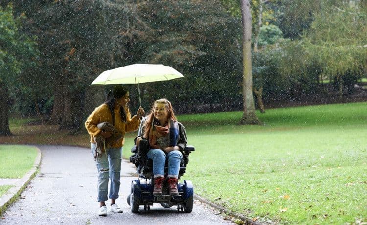 Alltagsbegleiterin geht mit Patientin spazieren.