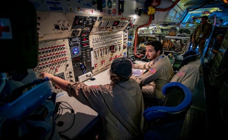 Zwei Astronauten in der Raumfahrtzentrale.