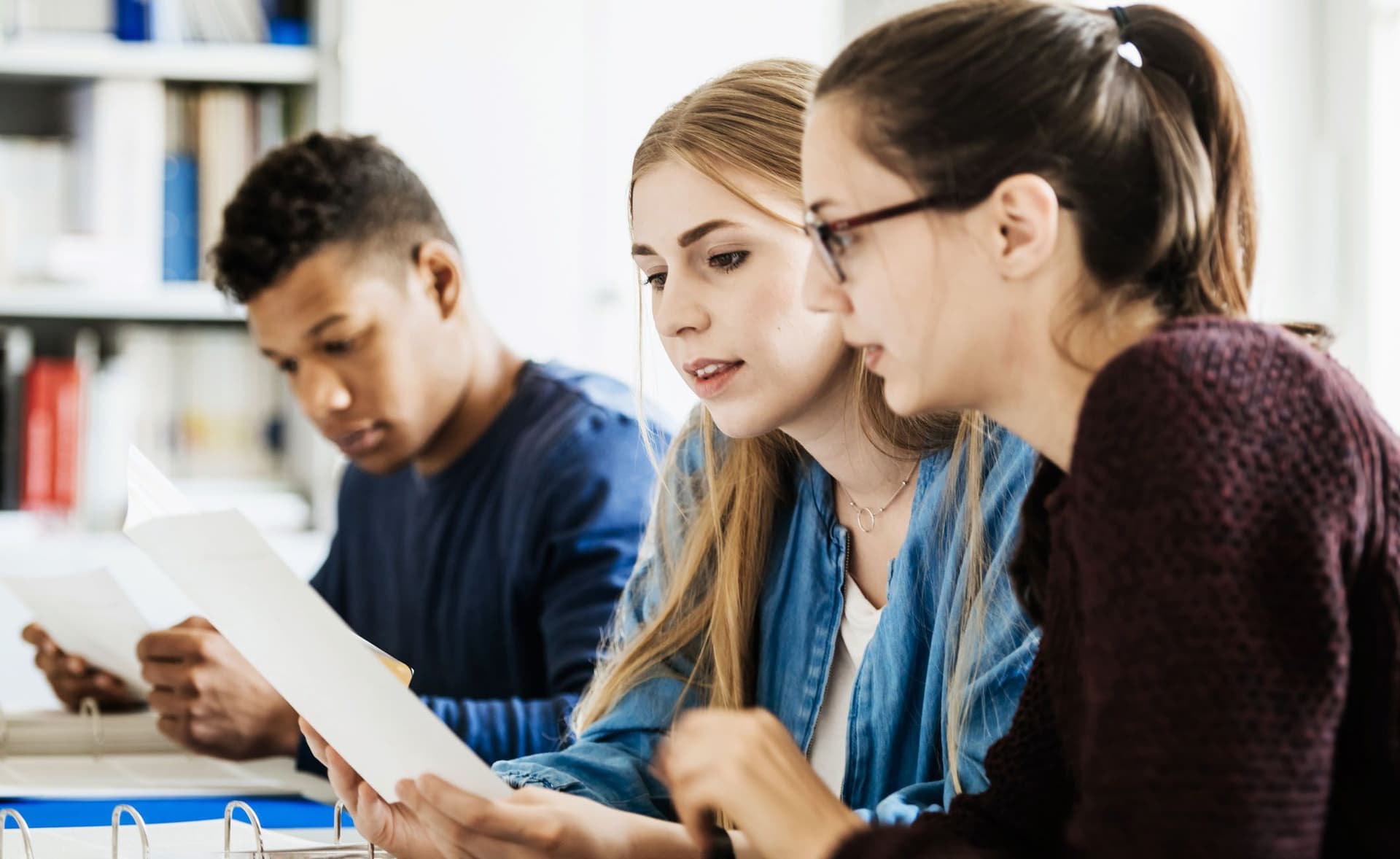 Studierende beim Lernen für das duale Studium Business Administration