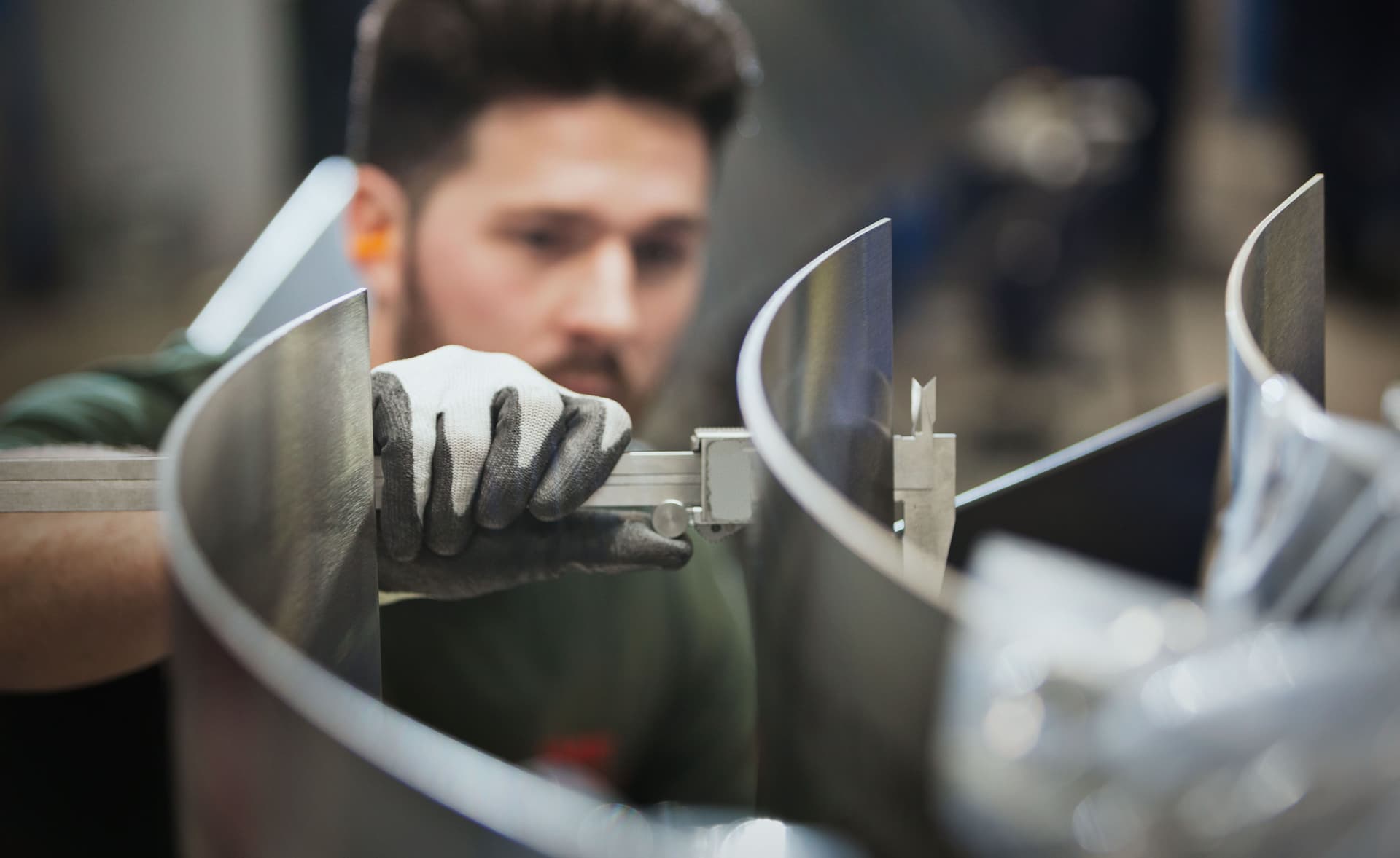 Verfahrenstechnologe Metall prüft Stahl