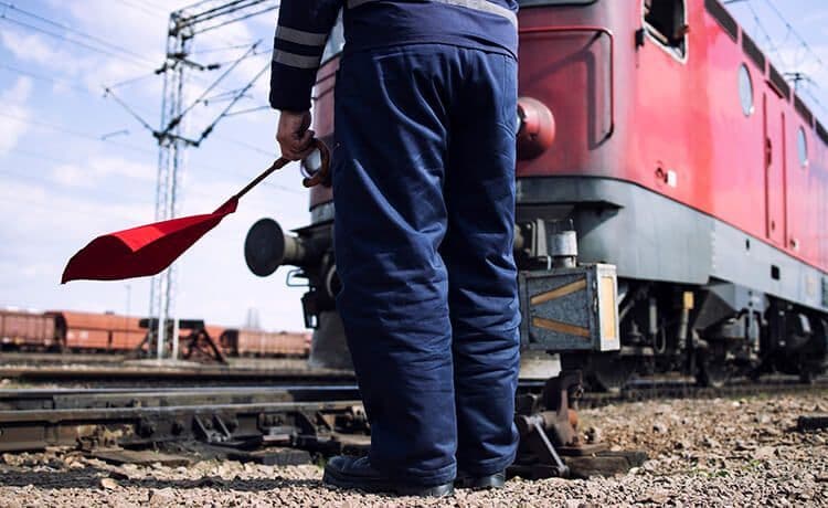Eisenbahner in der Verkehrssteuerung stellt eine Weiche.