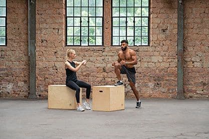 Mann und Frau beim Fitnesstraining.