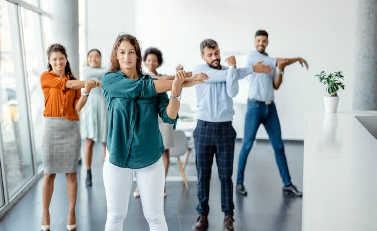 Gesundheitsmanager machen Stretching-Übungen.