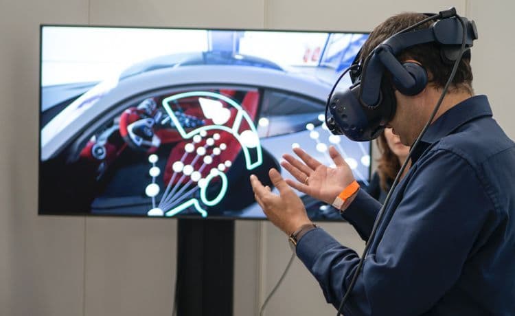 Mann mit VR-Brille.