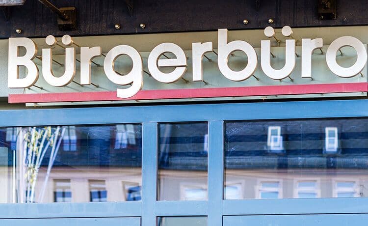 Bürgerbüro von außen mit Schriftzug.