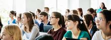 Studenten und Studentinnen sitzen im Hörsaal