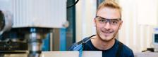 Konstruktionsmechaniker mit Schutzbrille schaut in die Kamera.