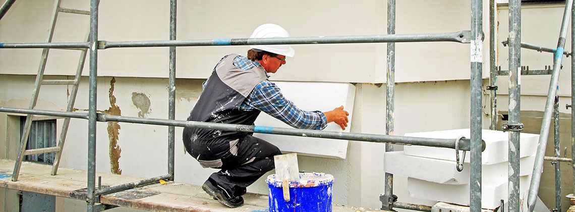 Fassadenmonteur bei der Arbeit