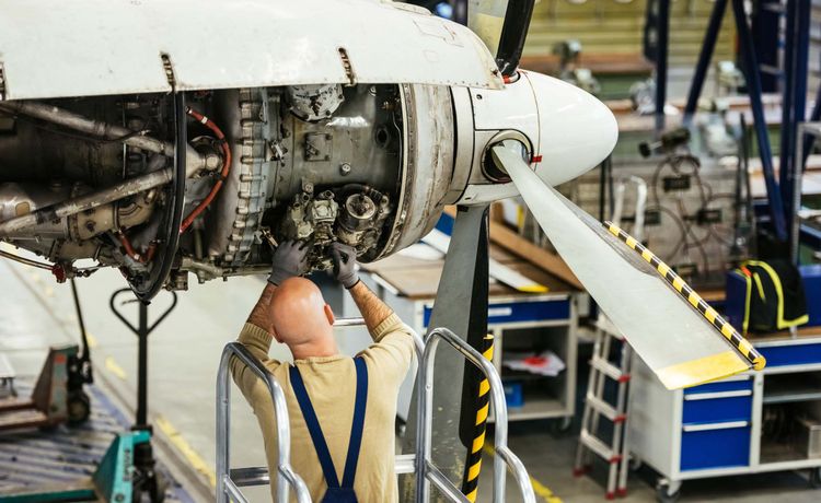 Fluggerätmechaniker bei der Arbeit an einem Propeller