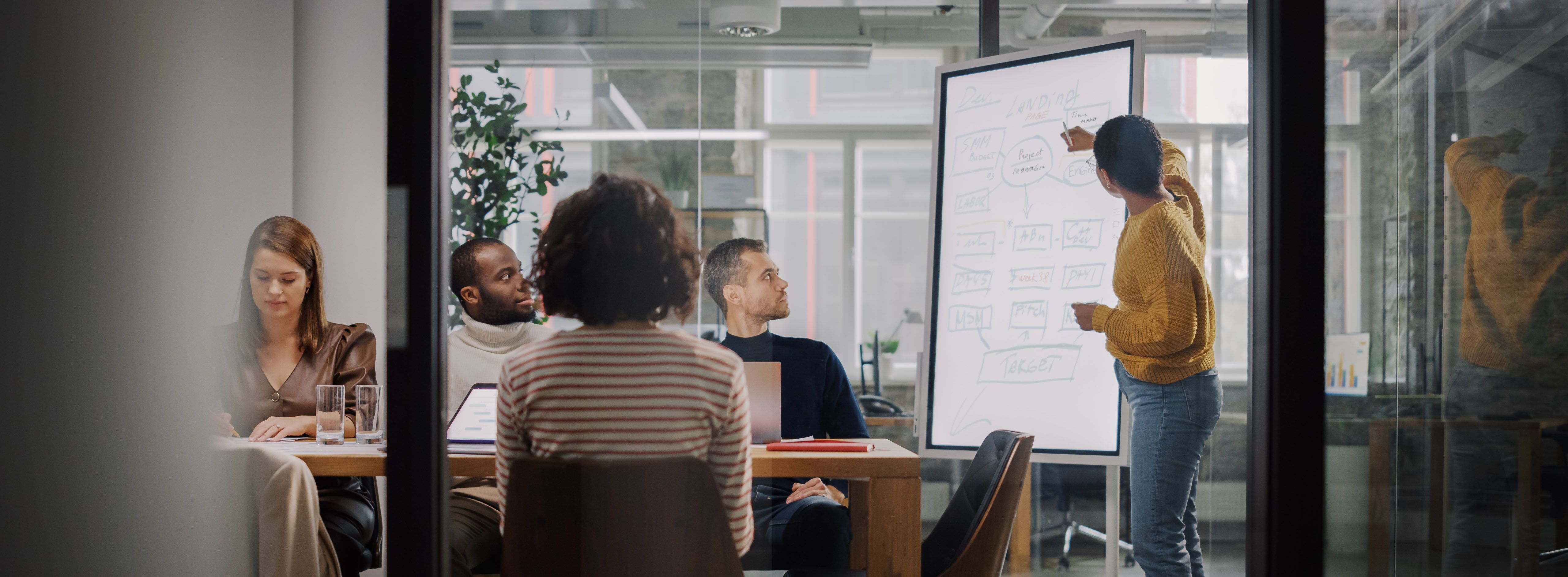 Marketingleute beim Besprechen eines Projekts.