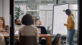 Marketingleute beim Besprechen eines Projekts.