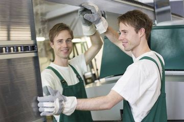 Sugar image glasveredler azubi bei der arbeit
