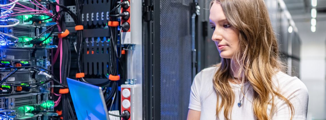 Fachinformatikerin für Systemintegration bei der Arbeit