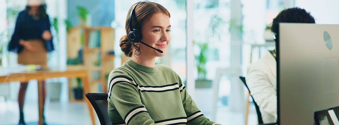 Servicefachkraft für Dialogmarketing bei der Arbeit