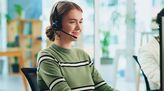 Servicefachkraft für Dialogmarketing bei der Arbeit