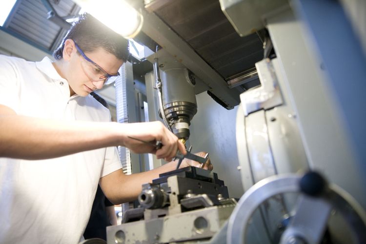 Ausbildung Zerspanungsmechaniker In M W D Daimler Truck Ag Kassel 21 Bei Daimler Truck Ag In Kassel