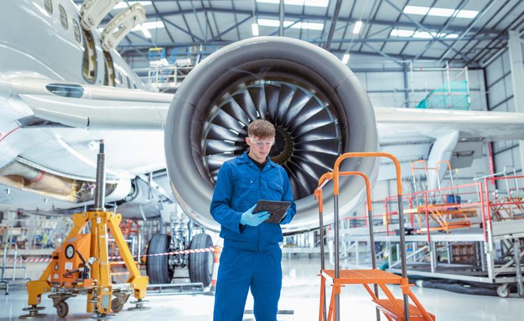 Fluggerätmechaniker in Flugzeughalle