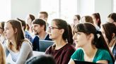 Studenten und Studentinnen sitzen im Hörsaal