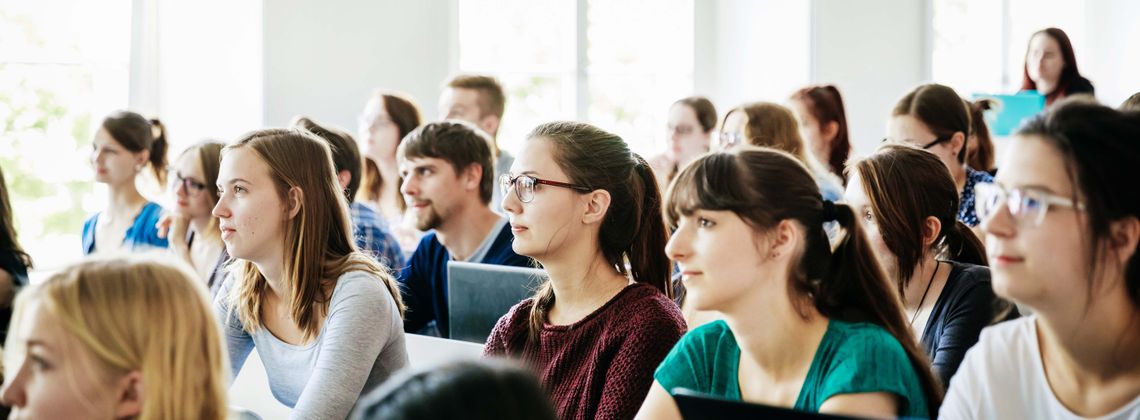 Studenten und Studentinnen sitzen im Hörsaal