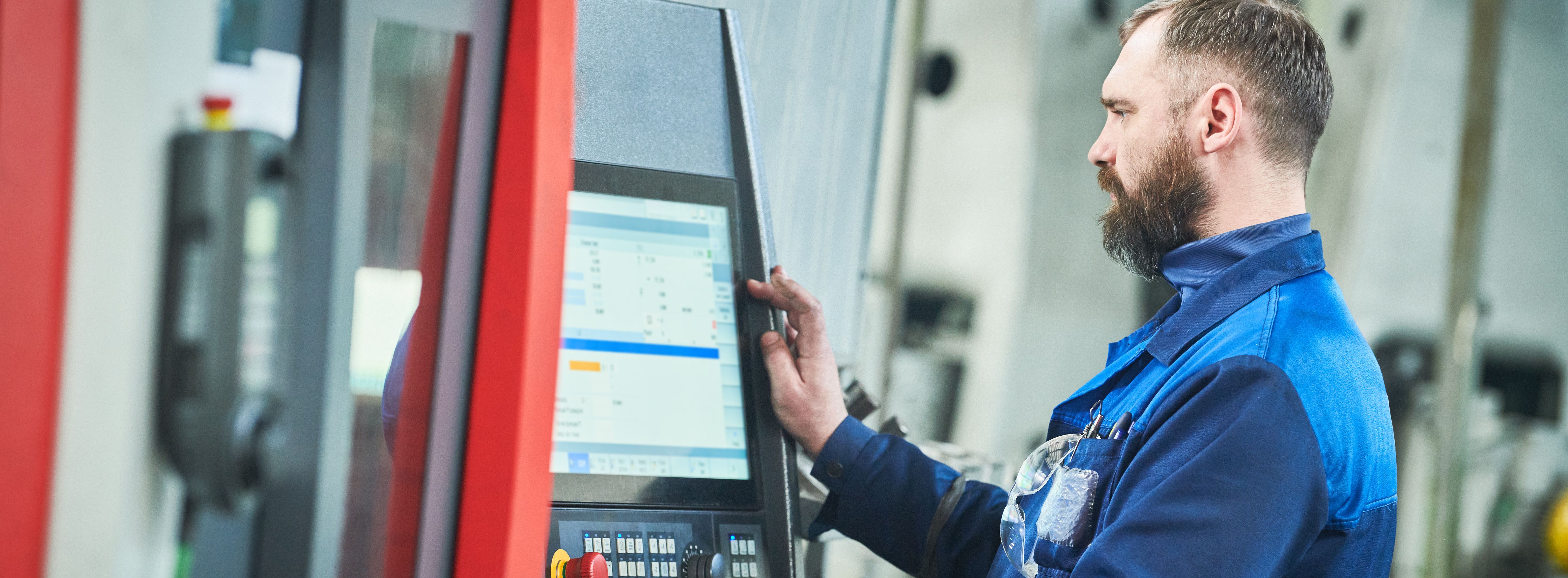 Fertigungsmechaniker bedient Maschine.