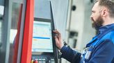 Fertigungsmechaniker bedient Maschine.