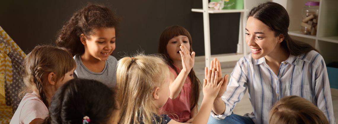 Erzieher für Kinderheim bei der Arbeit.