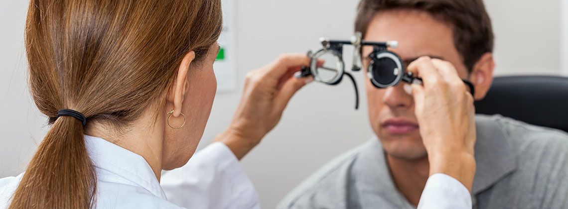 Orthoptistin bei der Arbeit.