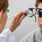 Orthoptistin bei der Arbeit.