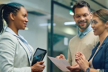 Bankkauffrau berät Kundinnen