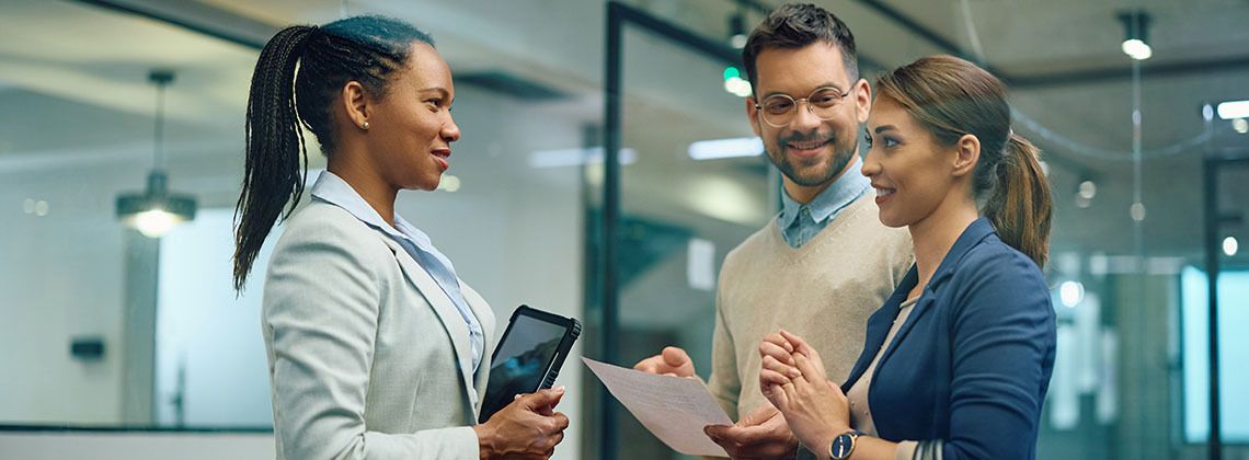 Bankkauffrau berät Kundinnen