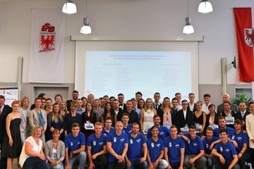 Job posting gallery 360x240 15jahrelindow96