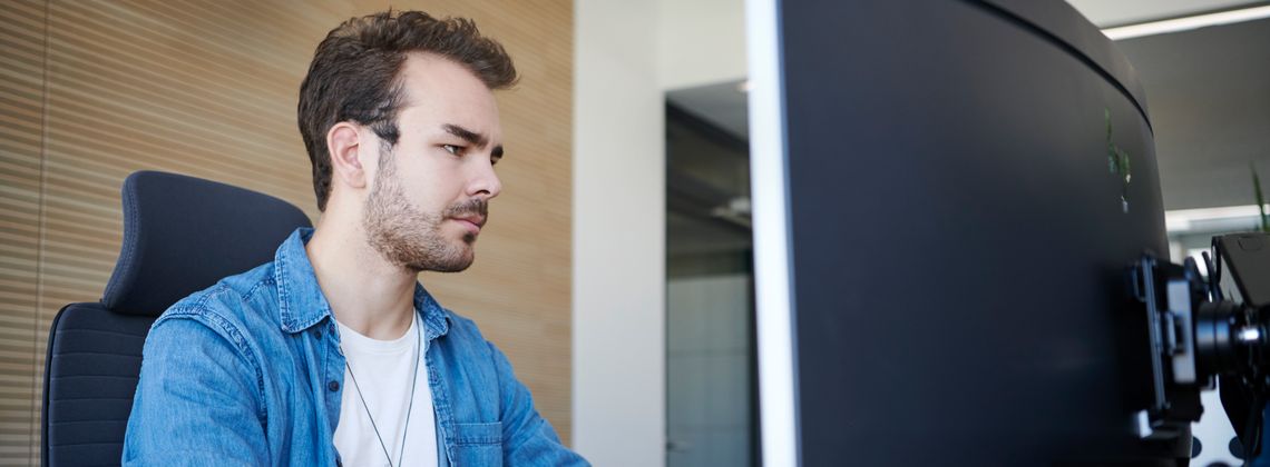 Fachinformatiker für Anwendungsentwicklung bei der Arbeit.