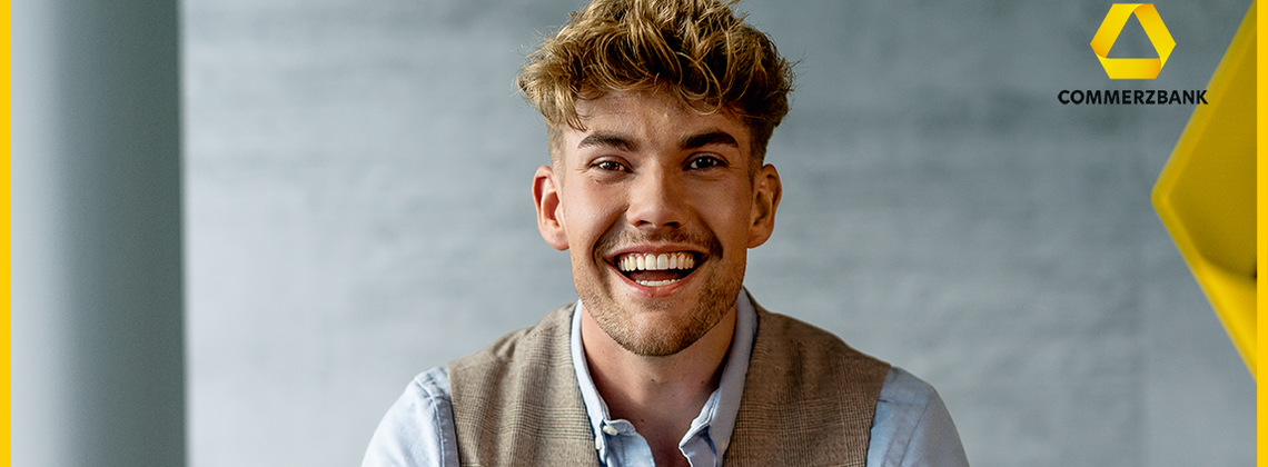 Commerzbank-Azubi lächelt in die Kamera.