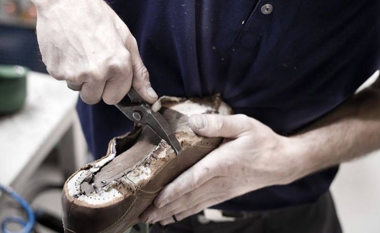 Profession gallery auszubildender zum orthop dieschuhmacher fertigt einen schuh