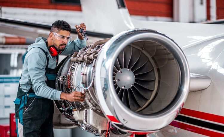 Fluggerätemechaniker bei der Arbeit an einer Turbine 