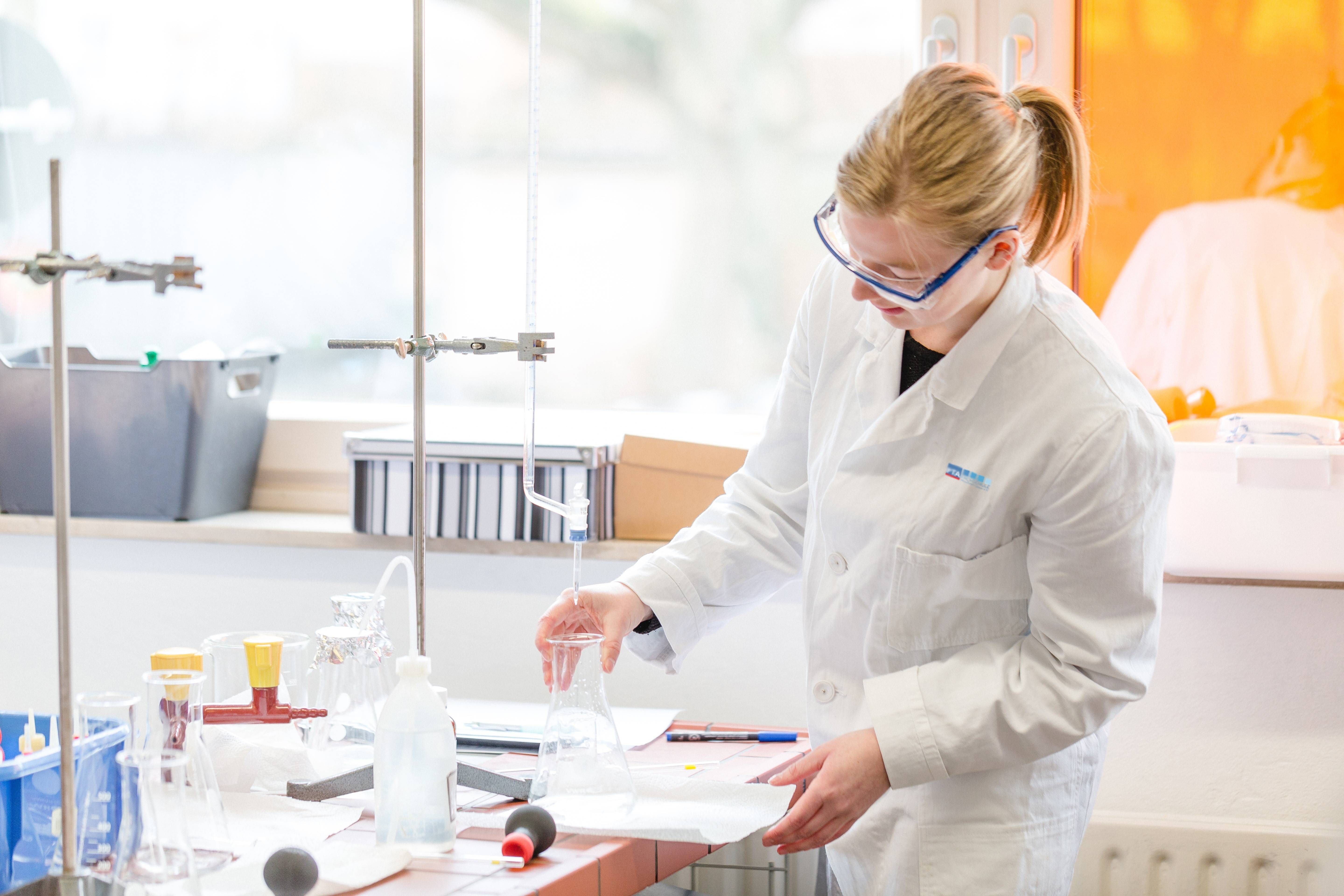 Pharmazeutisch Technische Assistentin (PTA) werden Ausbildung.de