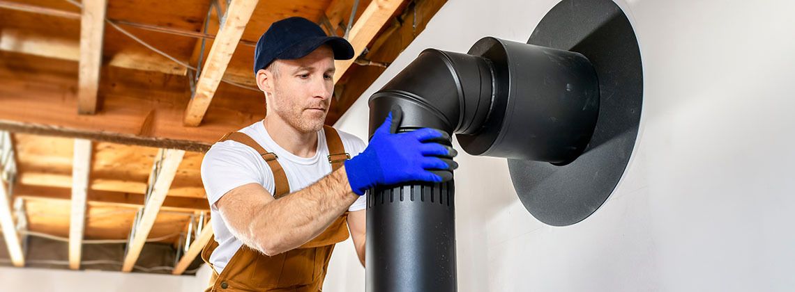 Feuerungs- und Schornsteinbauer baut Kaminabzug.