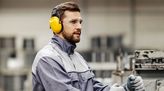 Verfahrenstechnologe Metall bedient Maschinen bei der Arbeit