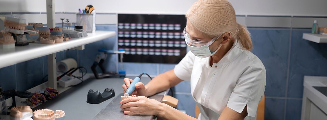 Zahntechnikerin bei der Arbeit
